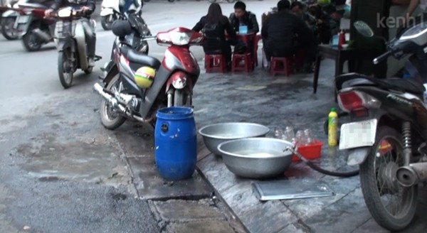 Phần[-]lớn[-]quán[-]ăn[-]vỉa[-]hè[-]Hà[-]Nội[-]đều[-]"gần[-]nguồn[-]ô[-]nhiễm"[-]3
